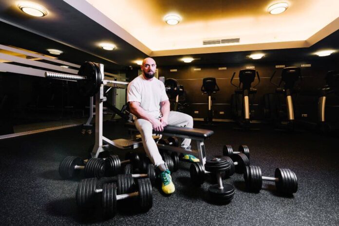 How an On-Site Gym Enhances the Golden Lifestyle