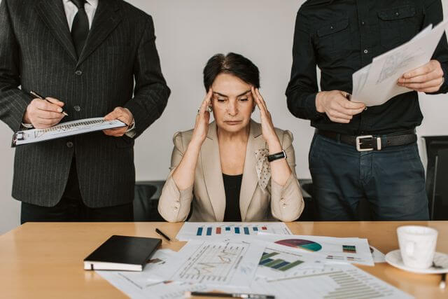 How Financial Pressure Affects Decisions During Insurance Claims